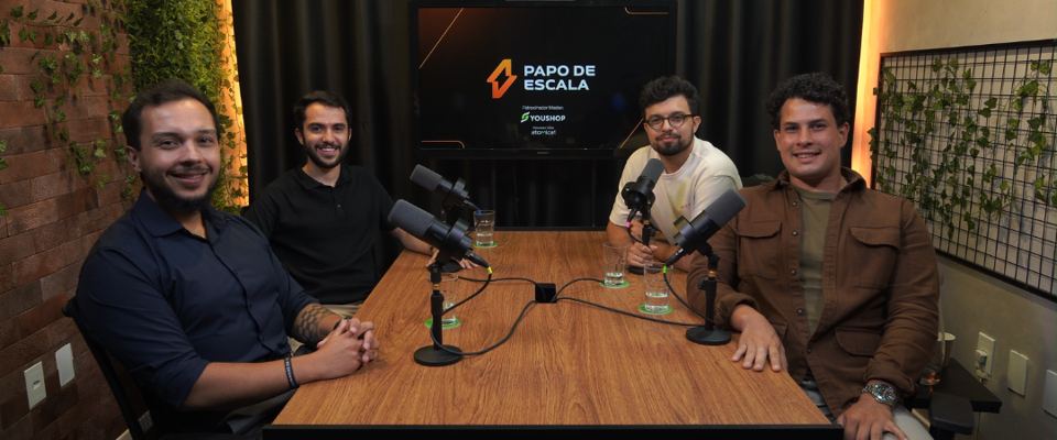 Léo num episódio do podcast Papo de Escala