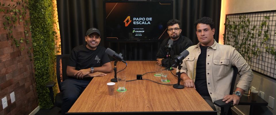 Léo num episódio do podcast Papo de Escala