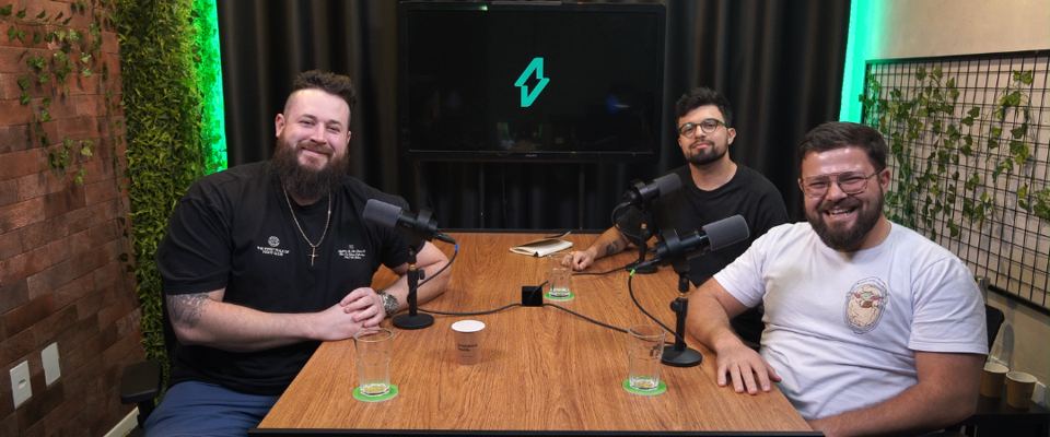 Léo num episódio do podcast Papo de Escala