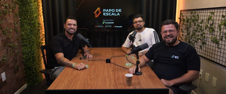 Léo num episódio do podcast Papo de Escala