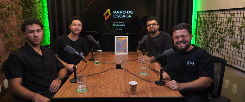 Léo num episódio do podcast Papo de Escala