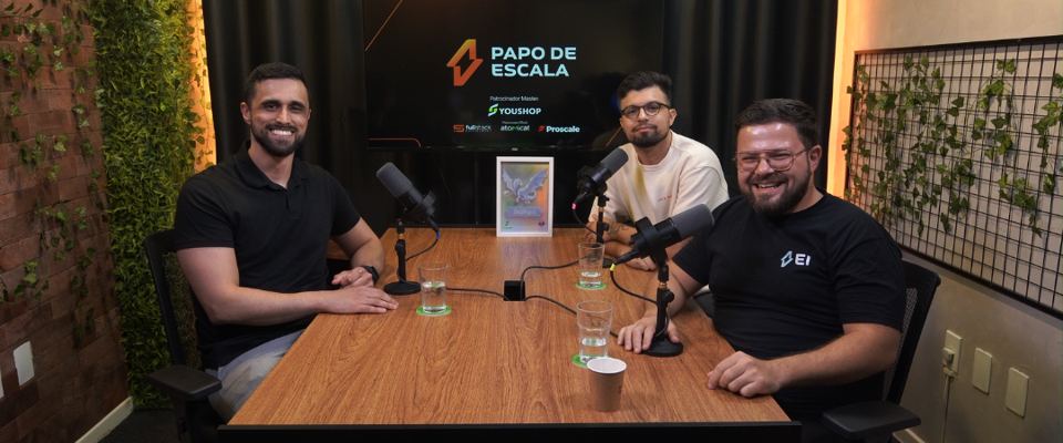 Léo num episódio do podcast Papo de Escala